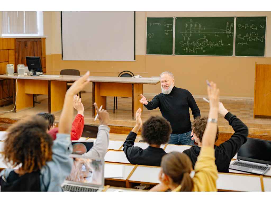 授業では主に何を学んでいますか？また、履修登録手続きは、ご自身でされましたか？