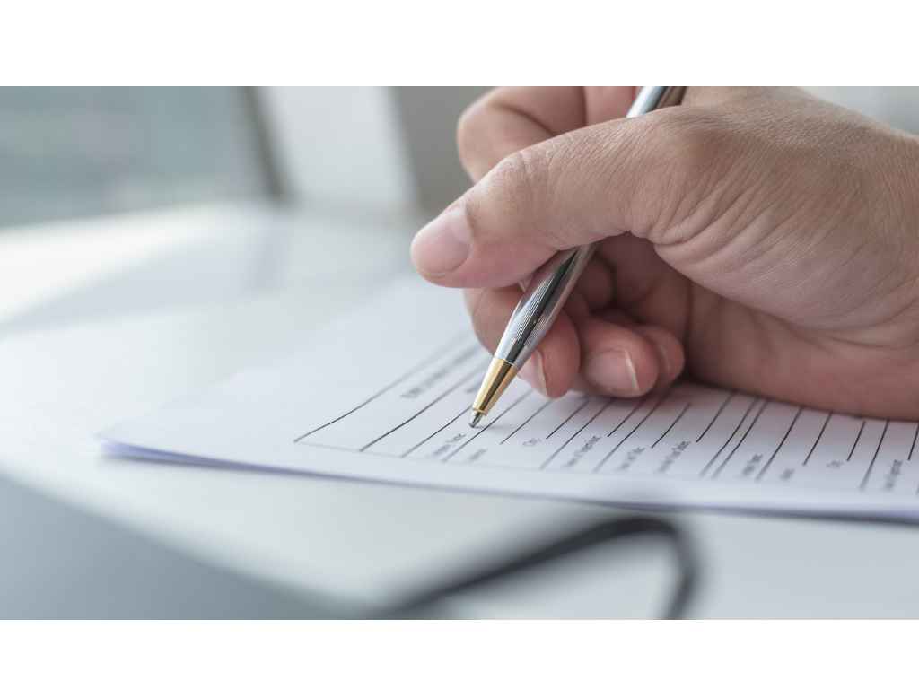 授業では主に何を学んでいますか? 学校の手続きはご自身でされましたか?��